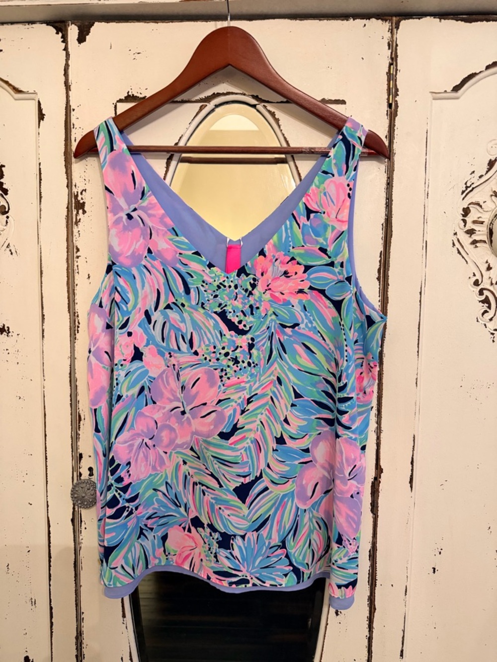 Lilly Pulitzer Florin Straight Hem Reversible V-neck Tank in Bermudaful print- L